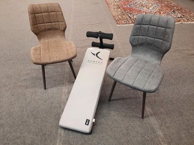 deux chaises assises l'une à côté de l'autre dans une pièce