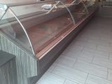 une image d'un comptoir de charcuterie dans un restaurant