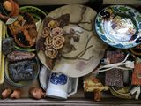 une boîte remplie de produits alimentaires et de plats variés