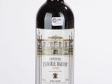 une bouteille de vin posée sur une table