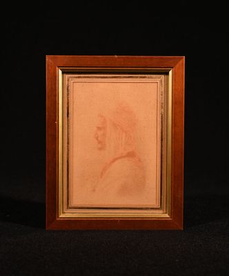 portrait d'une femme de profil dans un cadre en bois sur fond noir