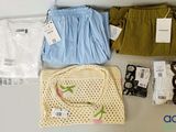 un tas de vêtements posés sur une table