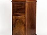 une armoire en bois avec un plateau en marbre sur fond blanc