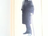 un livre sur lequel figure la photo d'un homme portant un haut-de-forme et une canne