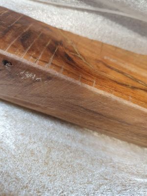 un morceau de bois posé sur une table