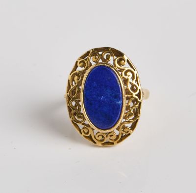 une bague en or sertie d'un lapis-lazuli au centre