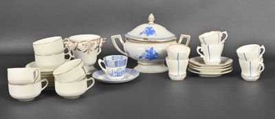 de nombreuses tasses et soucoupes posées sur une table