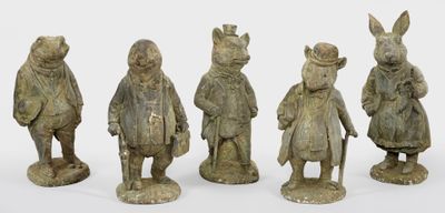 quatre figurines d'animaux alignées les unes à côté des autres