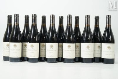 six bouteilles de vin sont alignées sur une surface blanche