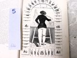 un livre ouvert sur lequel figure le dessin d'une femme debout sur un tabouret