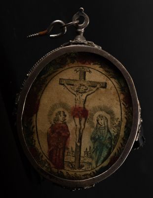 Reliquaire ovale en argent de type médaillon avec le Christ …