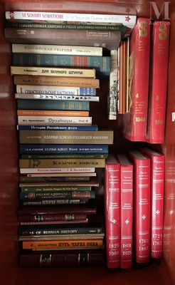 les nombreux livres qui se trouvent sur l'étagère dans la pièce