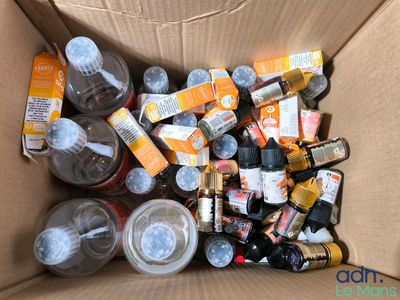 une boîte en carton remplie de nombreuses bouteilles de toutes sortes