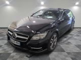 une photo d'une Mercedes Classe S noire garée sur un sol à damier