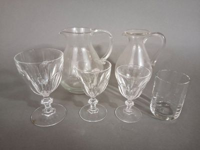 quatre verres et un pichet posés sur une table