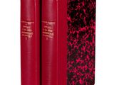 deux livres rouges posés l'un sur l'autre sur une surface blanche