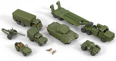 Des véhicules militaires miniatures sont alignés sur une surface blanche