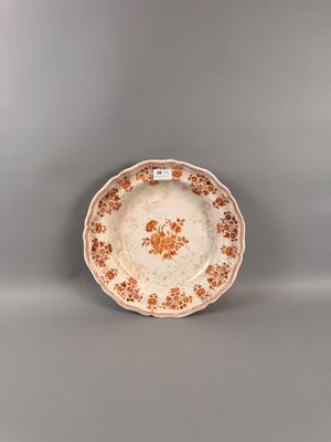 Plat rond creux en faïence à décor de fleurs de solanée, oxy…