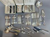 beaucoup d'argenterie dans un coffret sur une table