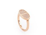 une bague en or avec des diamants sur fond blanc