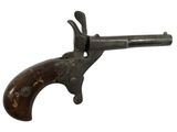 un gros plan d'un pistolet sur un fond blanc avec un fond blanc