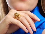 une femme portant une chemise bleue et une bague en or