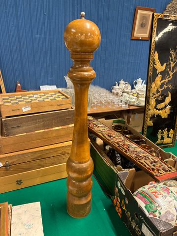 Important poivrier en bois. H 82 cm