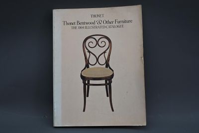 un livre sur la couverture duquel figure l'image d'une chaise