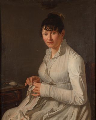 tableau représentant une femme en robe blanche, assise sur une chaise, tenant un morceau de tissu