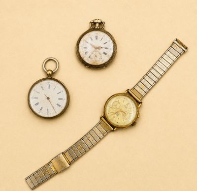 trois types de montres différents posés côte à côte sur une table