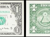 un gros plan sur deux types de monnaie différents sur fond blanc