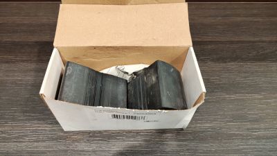 une boîte en carton avec un tas de livres à l'intérieur