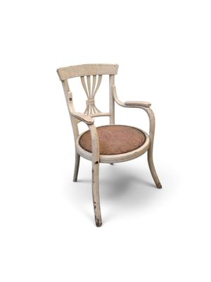 une image représentant une chaise blanche avec une assise marron sur fond blanc