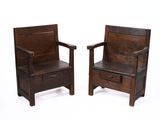 une paire de chaises en bois avec des tiroirs de chaque côté