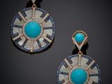 une paire de boucles d'oreilles en turquoise et diamants
