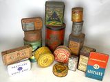 les nombreuses boîtes de toutes sortes qui se trouvent sur la table