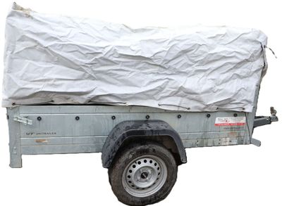 un camion avec une bâche à l'arrière
