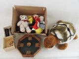 une boîte de peluches et une boîte de peluches