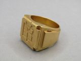 Gros plan sur une bague en or ornée d'une croix
