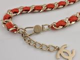 bracelet à chaîne plaquée or avec un cordon rouge et une breloque plaquée or