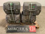 trois valises empilées sur une palette en bois
