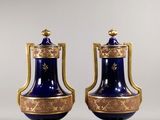 paire de vases bleus et dorés munis d'anses et de poignées