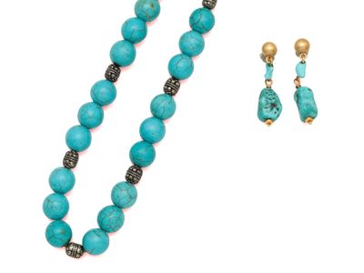 gros plan d'un collier et de boucles d'oreilles sur une surface blanche