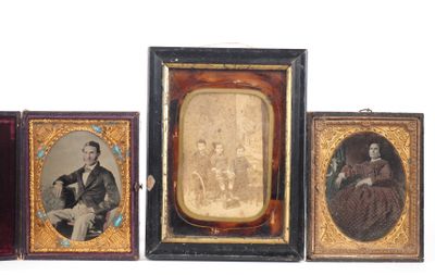 Trois différents encadrements contenant des portraits d'homm… - Photo 1