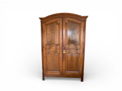 Armoire en bois naturel “chapeau de gendarme” XIXème siècle