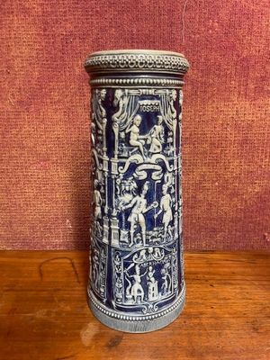 un vase bleu et blanc posé sur une table en bois