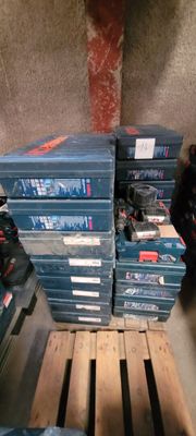 une pile de cartons empilés sur une palette