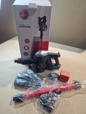 une boîte contenant un aspirateur et d'autres objets posée sur la table