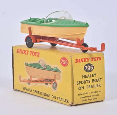 une boîte sur laquelle est posé un bateau-jouet
