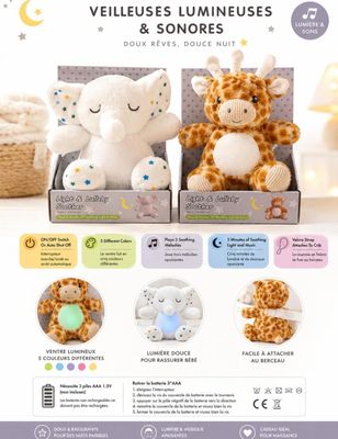 Deux peluches sont posées dans une boîte sur une table.